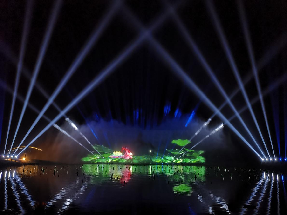 由白寶強導(dǎo)演的蓮花湖圣蓮華彩水水舞光影秀在達州蓮花湖上演(圖5)